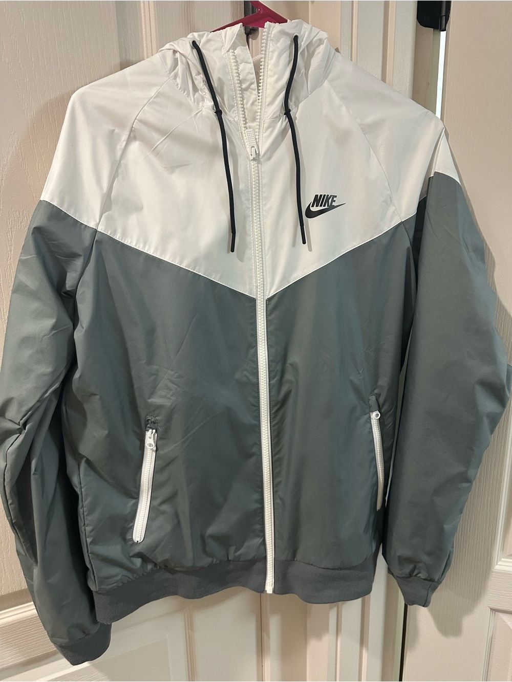 Nike Men’s White and Gray Colorblock Windbreaker Jacket